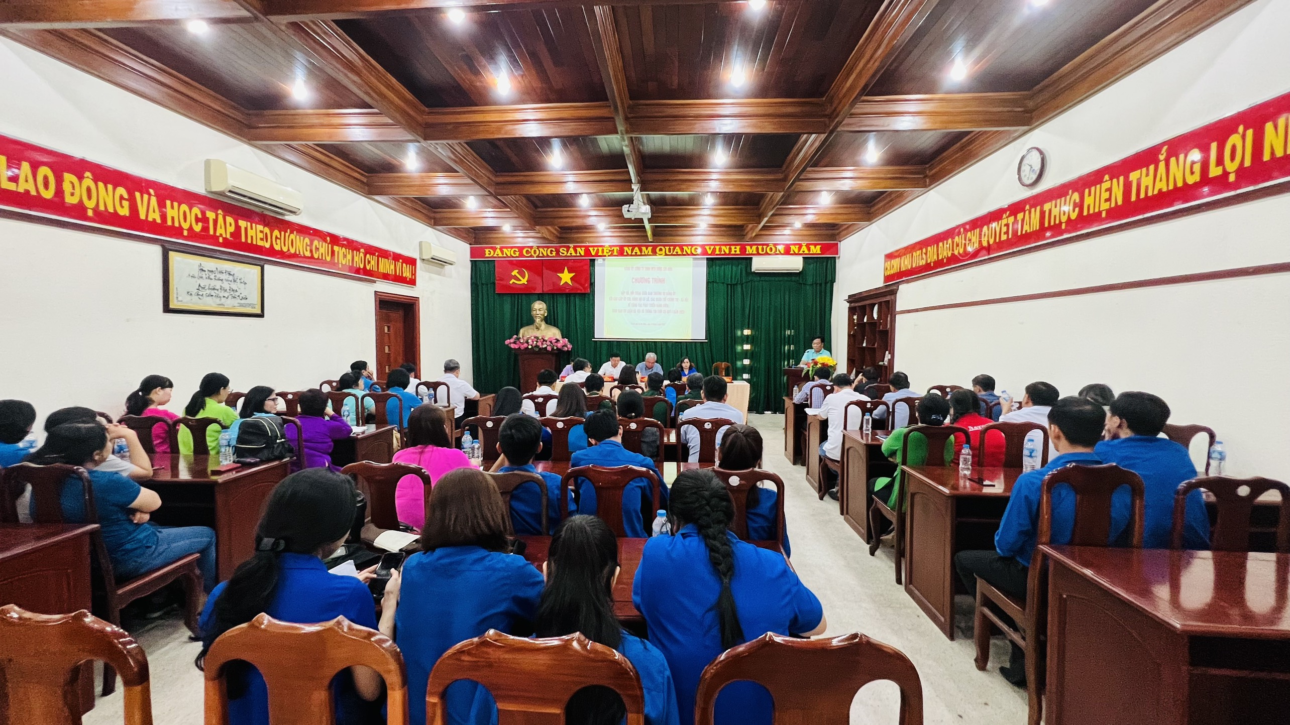 SAPHARCO - Tổ chức Chương trình gặp gỡ, đối thoại giữa Ban Thường vụ Đảng ủy với cấp ủy các chi đảng bộ cơ sở, các đoàn thể chính trị xã hội về công tác phát triển đảng viên; Hội nghị giao ban Dư luận xã hội và thông tin thời sự qúy I năm 2023.