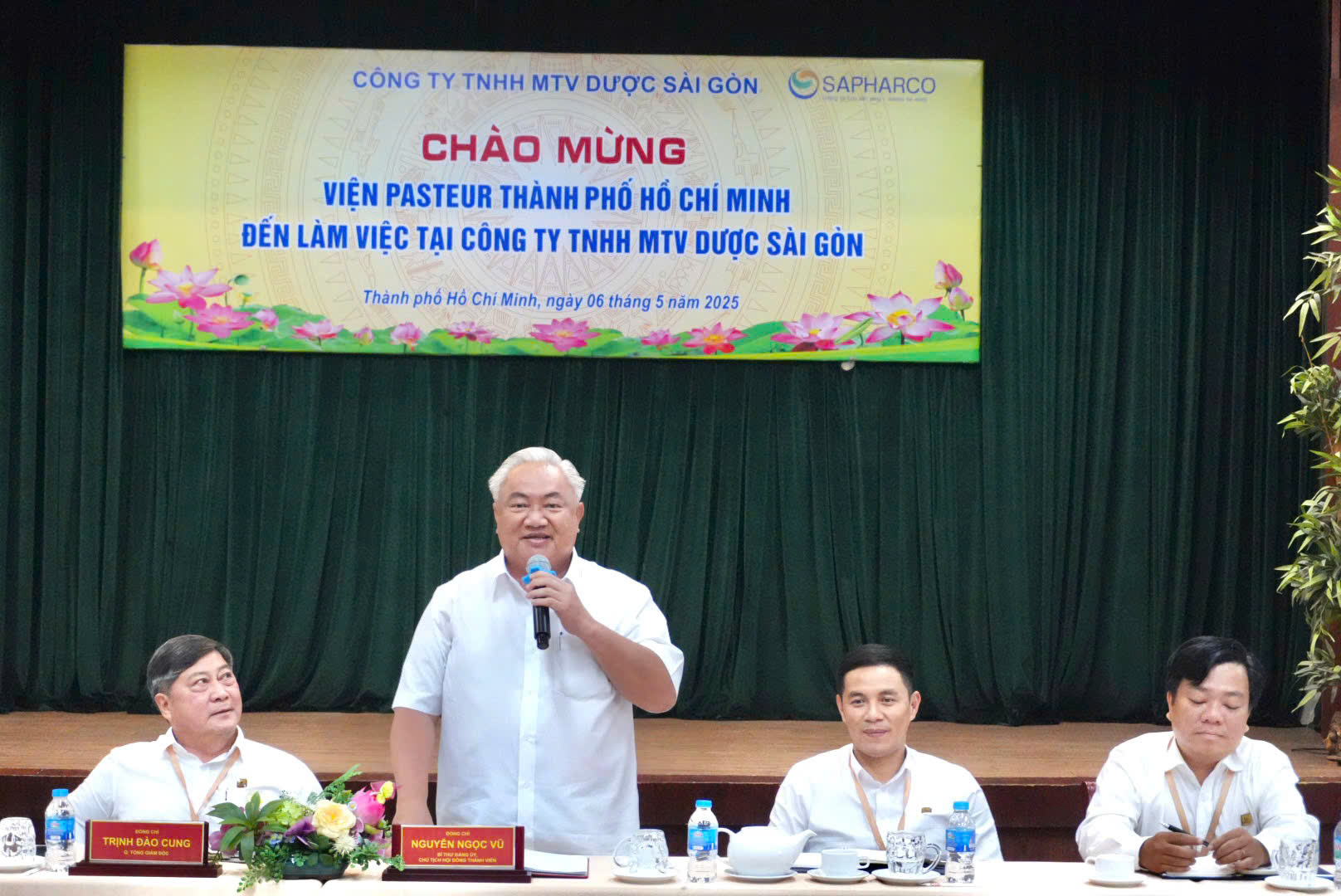 Công ty TNHH MTV Dược Sài Gòn (Sapharco) đón tiếp và làm việc với Viện Pasteur Thành phố Hồ Chí Minh.