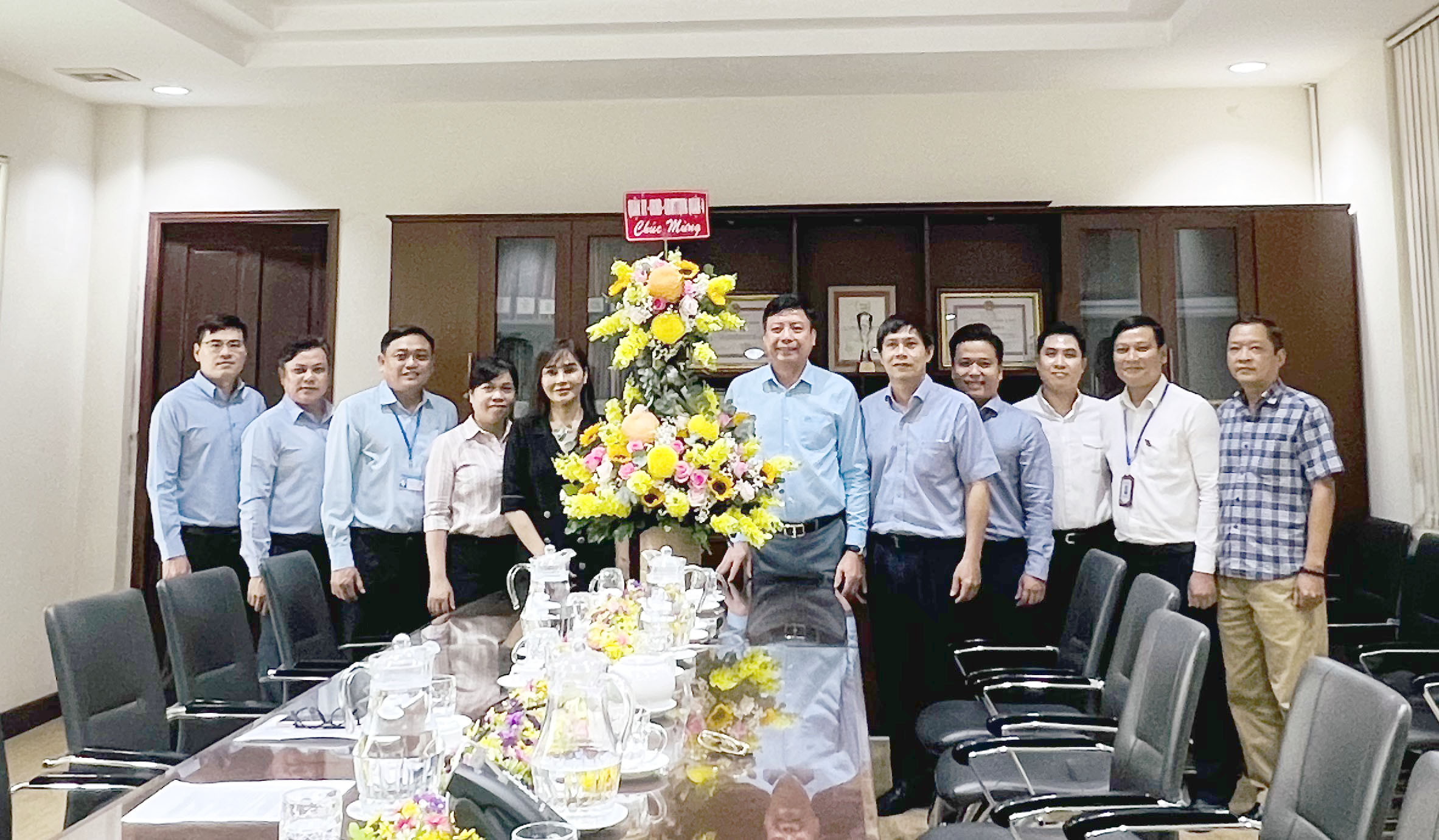 Nhân kỷ niệm 19 năm Ngày Doanh nhân Việt Nam (13/10/2004 - 13/10/2023)  và 07 năm Ngày Văn hóa Doanh nghiệp Việt Nam (10/11/2016 - 10/11/2023) Đoàn đại biểu UBND Quận 4 đến thăm và chúc mừng Công ty TNHH MTV Dược Sài Gòn (Sapharco)