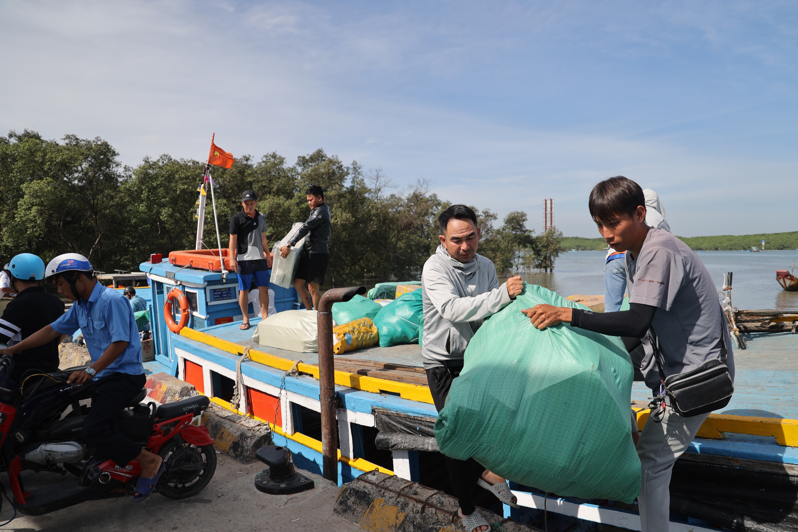Có hoàn tiền khi đã mua BHYT nhưng sau đó được cấp thẻ miễn phí?