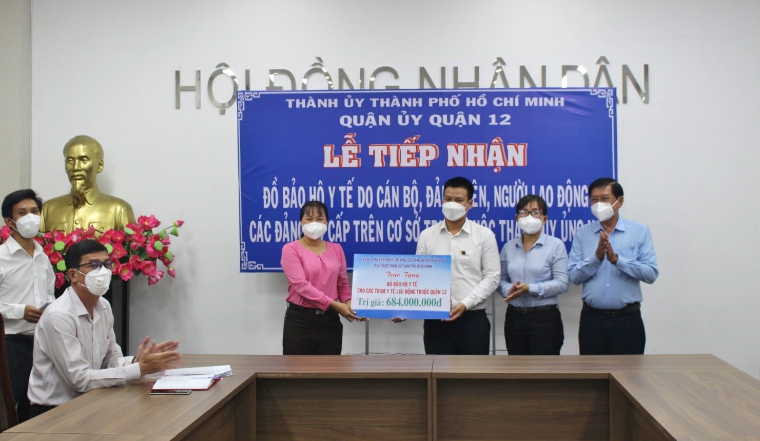Trao tặng 7.700 bộ đồ bảo hộ cho các trạm Y tế lưu động trên địa bàn Quận 12 và Quận Bình Tân Trao tặng 7.700 bộ đồ bảo hộ cho các trạm Y tế lưu động trên địa bàn Quận 12 và Quận Bình Tân