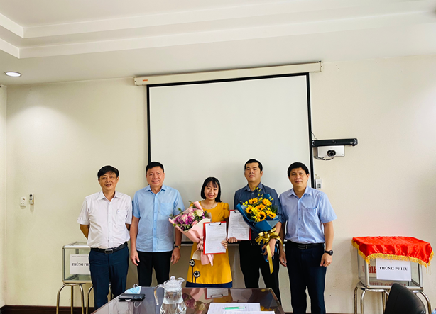 Trao Quyết định bổ nhiệm Phó Trưởng phòng Kho vận và Phó Trưởng phòng Kế toán – Tài chính