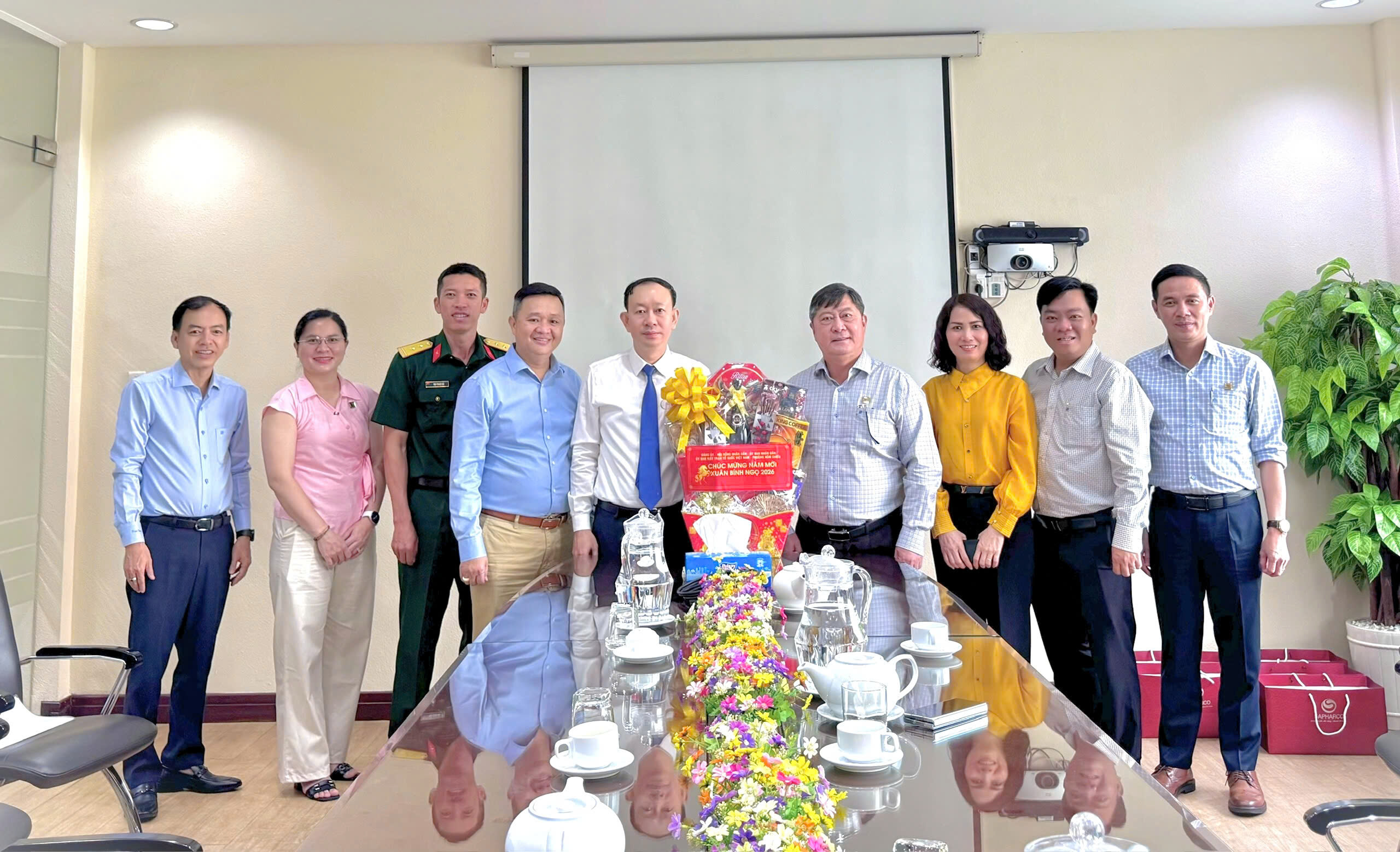 Lãnh đạo Phường Xóm Chiếu thăm, chúc tết Công ty TNHH MTV Dược Sài Gòn