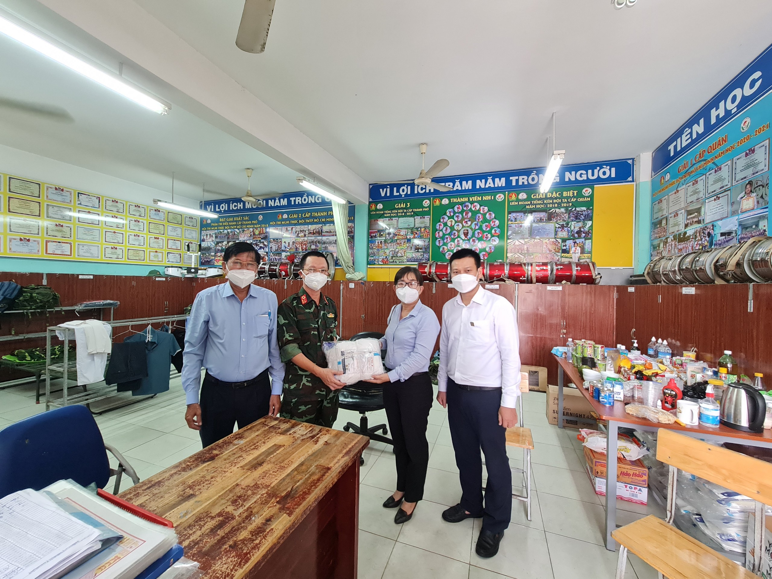 Trao tặng 7.700 bộ đồ bảo hộ cho các trạm Y tế lưu động trên địa bàn Quận 12 và Quận Bình Tân Trao tặng 7.700 bộ đồ bảo hộ cho các trạm Y tế lưu động trên địa bàn Quận 12 và Quận Bình Tân