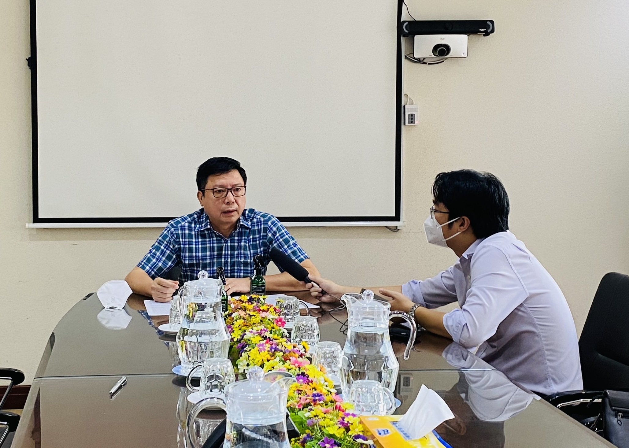 Tổng Giám đốc Công ty TNHH MTV Dược Sài Gòn (SAPHARCO) - Thạc sĩ, Dược sĩ Lê Việt Hùng trả lời phỏng vấn với phóng viên Đài Tiếng nói Nhân dân Thành phố, phát trong chương trình thời sự VOH 17h ngày 17/02/2022