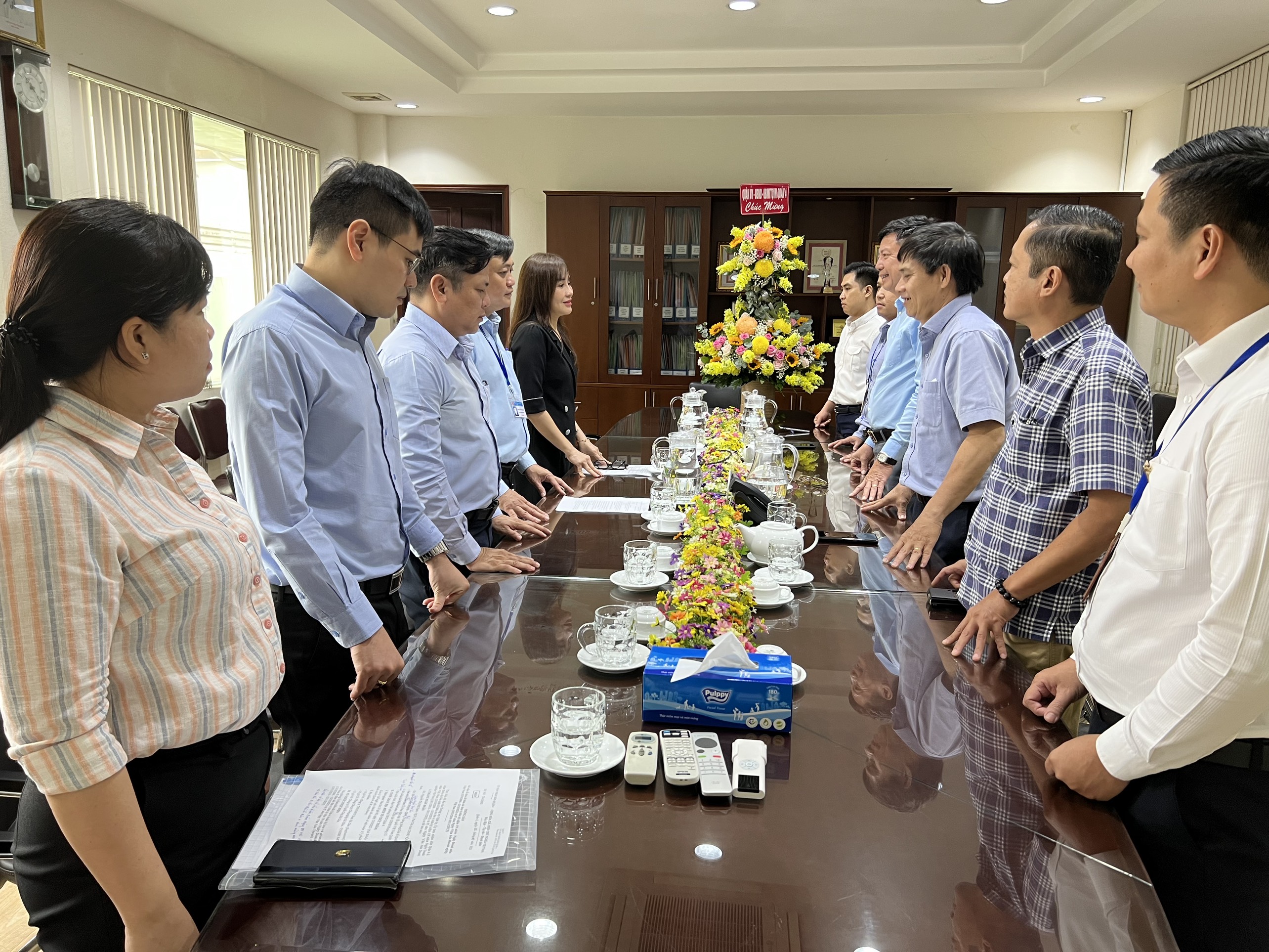 Nhân kỷ niệm 19 năm Ngày Doanh nhân Việt Nam (13/10/2004 - 13/10/2023)  và 07 năm Ngày Văn hóa Doanh nghiệp Việt Nam (10/11/2016 - 10/11/2023) Đoàn đại biểu UBND Quận 4 đến thăm và chúc mừng Công ty TNHH MTV Dược Sài Gòn (Sapharco)