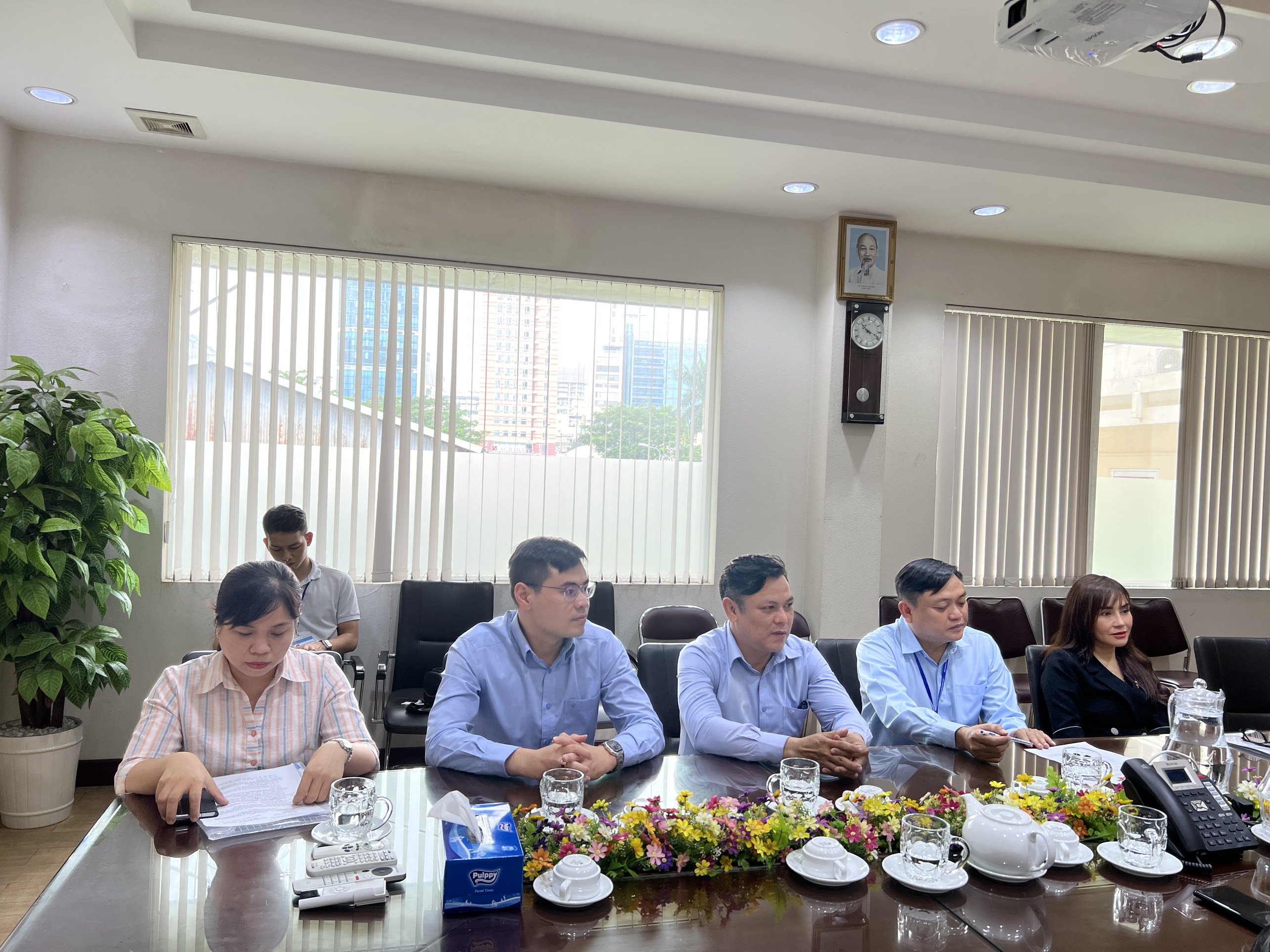 Nhân kỷ niệm 19 năm Ngày Doanh nhân Việt Nam (13/10/2004 - 13/10/2023)  và 07 năm Ngày Văn hóa Doanh nghiệp Việt Nam (10/11/2016 - 10/11/2023) Đoàn đại biểu UBND Quận 4 đến thăm và chúc mừng Công ty TNHH MTV Dược Sài Gòn (Sapharco)
