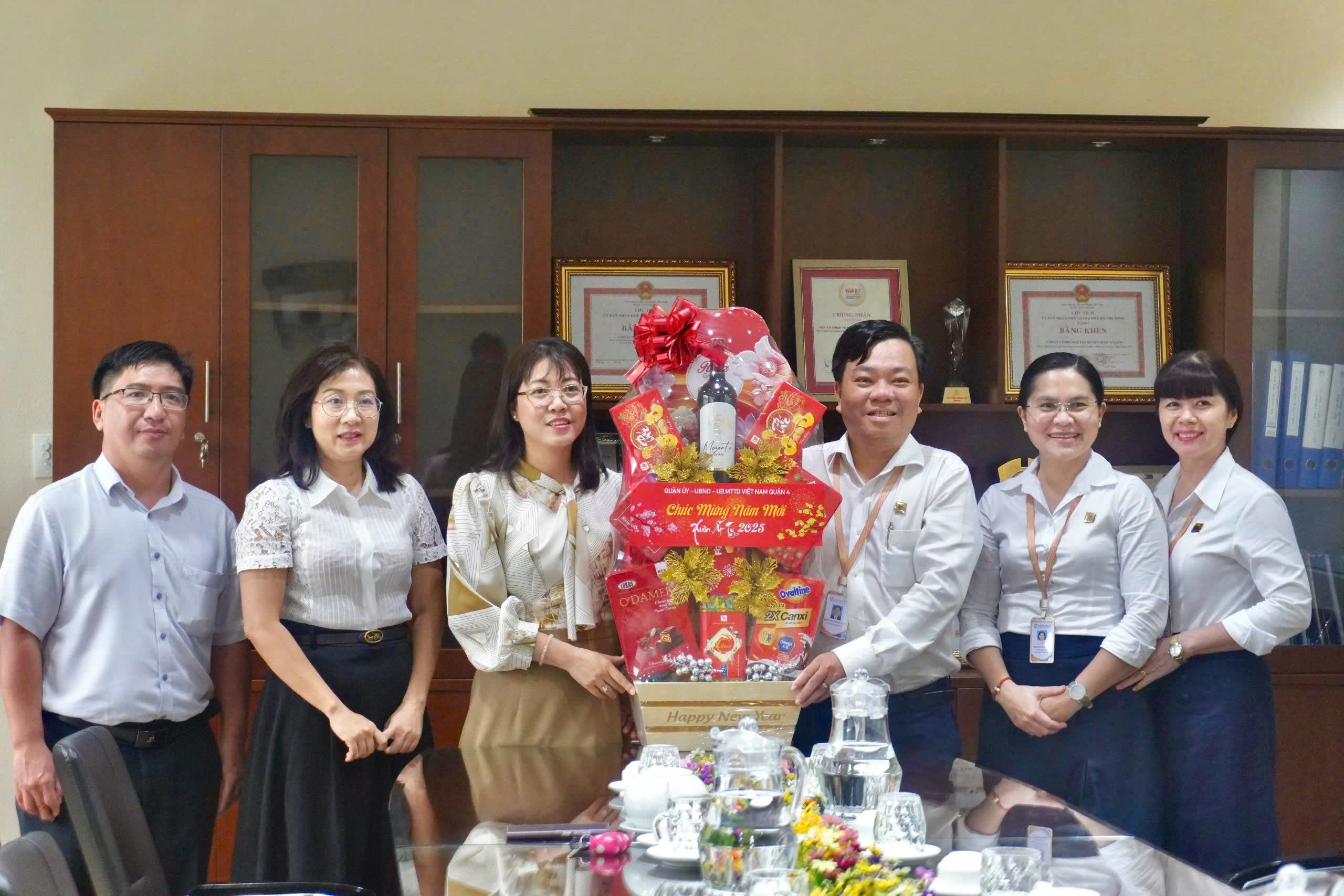 Lãnh đạo Quận 4 thăm, chúc tết Công ty TNHH MTV Dược Sài Gòn (Sapharco)