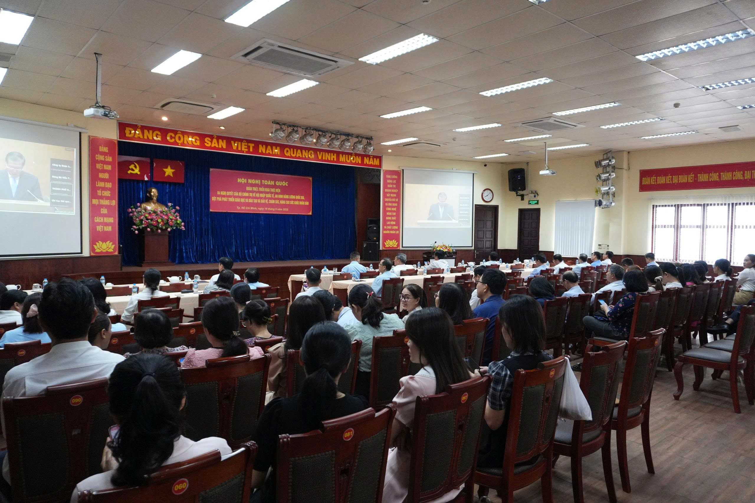 Công ty TNHH Một thành viên Dược Sài Gòn tham dự Hội nghị toàn quốc quán triệt 04 Nghị quyết của Bộ Chính trị Công ty TNHH Một thành viên Dược Sài Gòn tham dự Hội nghị toàn quốc quán triệt 04 Nghị quyết của Bộ Chính trị