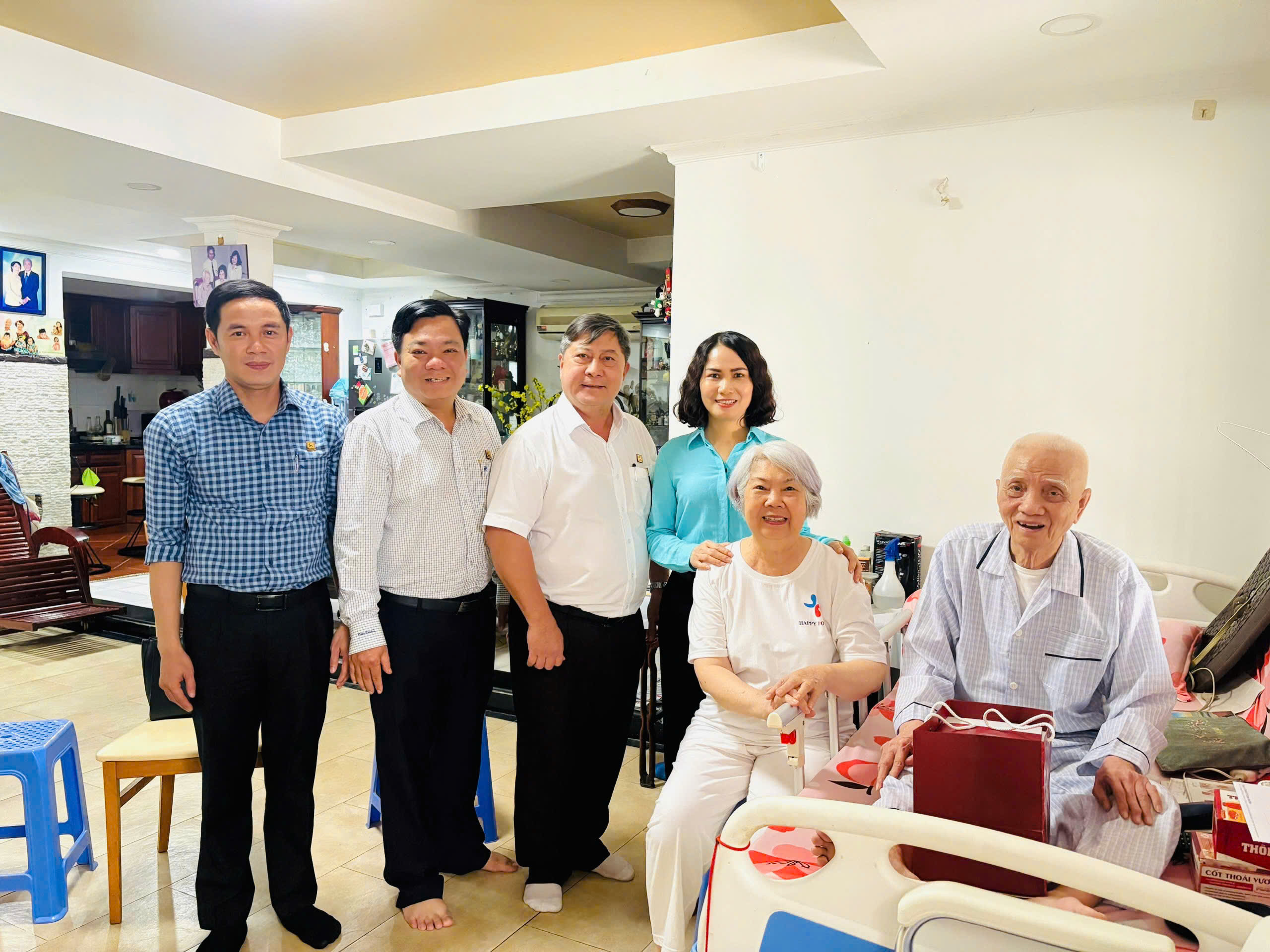 SAPHARCO luôn ghi nhớ công lao của thế hệ đi trước SAPHARCO luôn ghi nhớ công lao của thế hệ đi trước