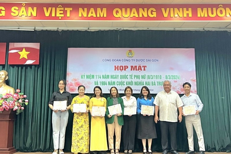 Khen thưởng các Nữ đoàn viên xuất sắc với danh hiệu  GIỎI VIỆC NƯỚC - ĐẢM VIỆC NHÀ