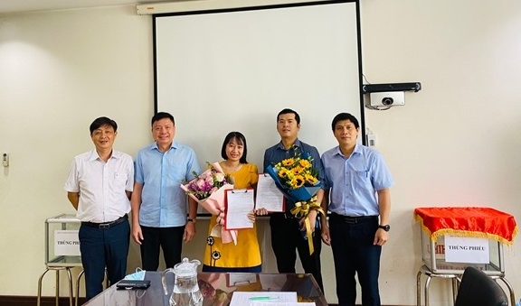 Trao Quyết định bổ nhiệm Phó Trưởng phòng Kho vận và Phó Trưởng phòng Kế toán – Tài chính
