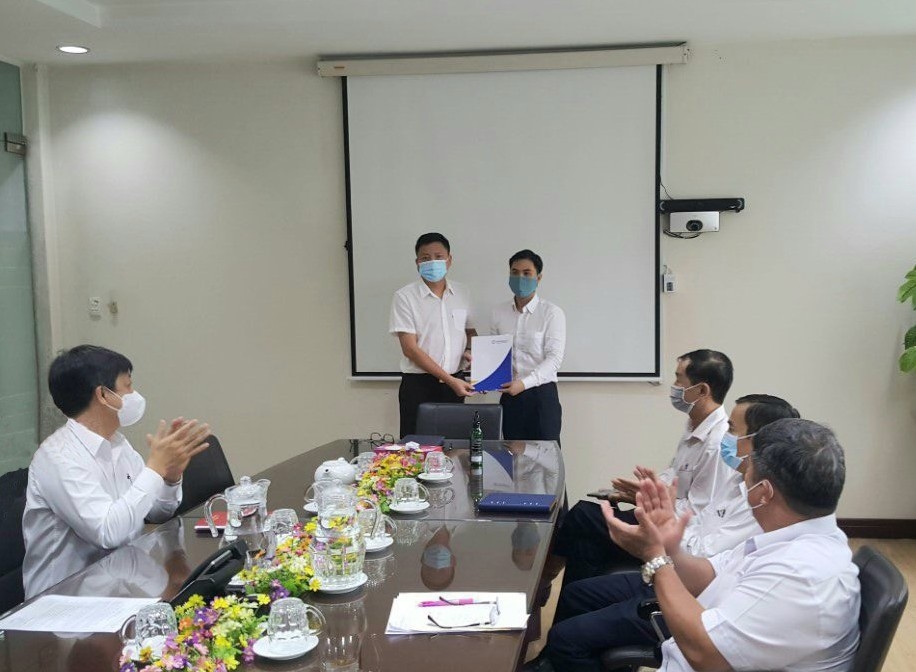 Trao Quyết định điều động Dược sĩ Trần Đức Thắng, Phó Trưởng phòng Kho vận đến nhận nhiệm vụ Phó Trưởng phòng Quản lý chất lượng