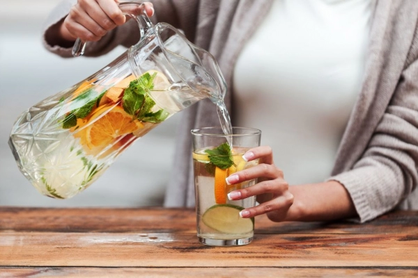 Uống đủ nước có tác dụng đào thải axit uric như thế nào?